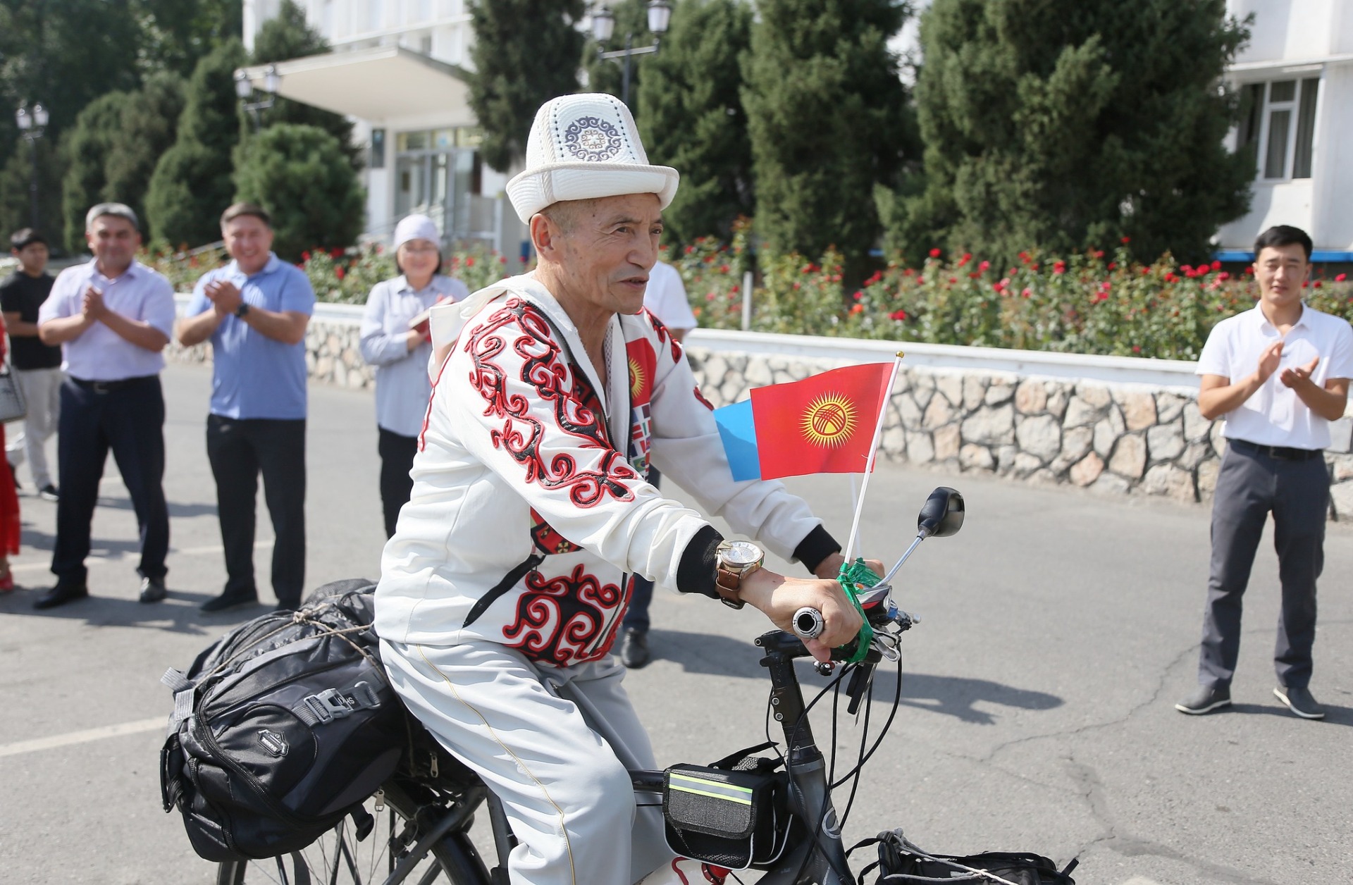 Фото мэрии Оша. 74-летний Мамыт Таштанов поедет во Всемирные игры кочевников в Астане на велосипеде