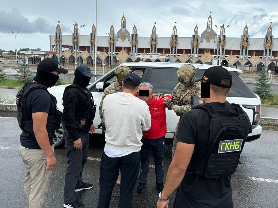 В Чолпон-Ате задержан член ОПГ Кольбаева. Он оформил на себя много пляжных зон