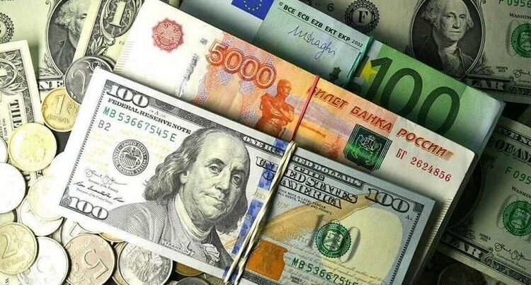 Доллар и рубль подешевели относительно сома. Евро и тенге подорожали