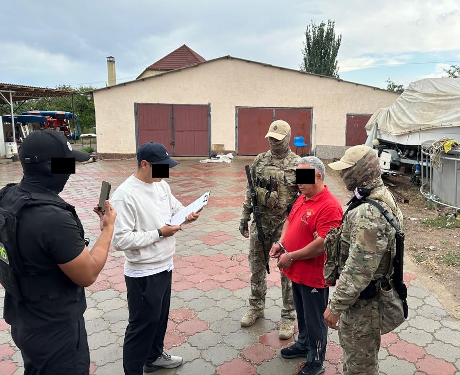 В Чолпон-Ате задержан член ОПГ Кольбаева. Он оформил на себя много пляжных зон