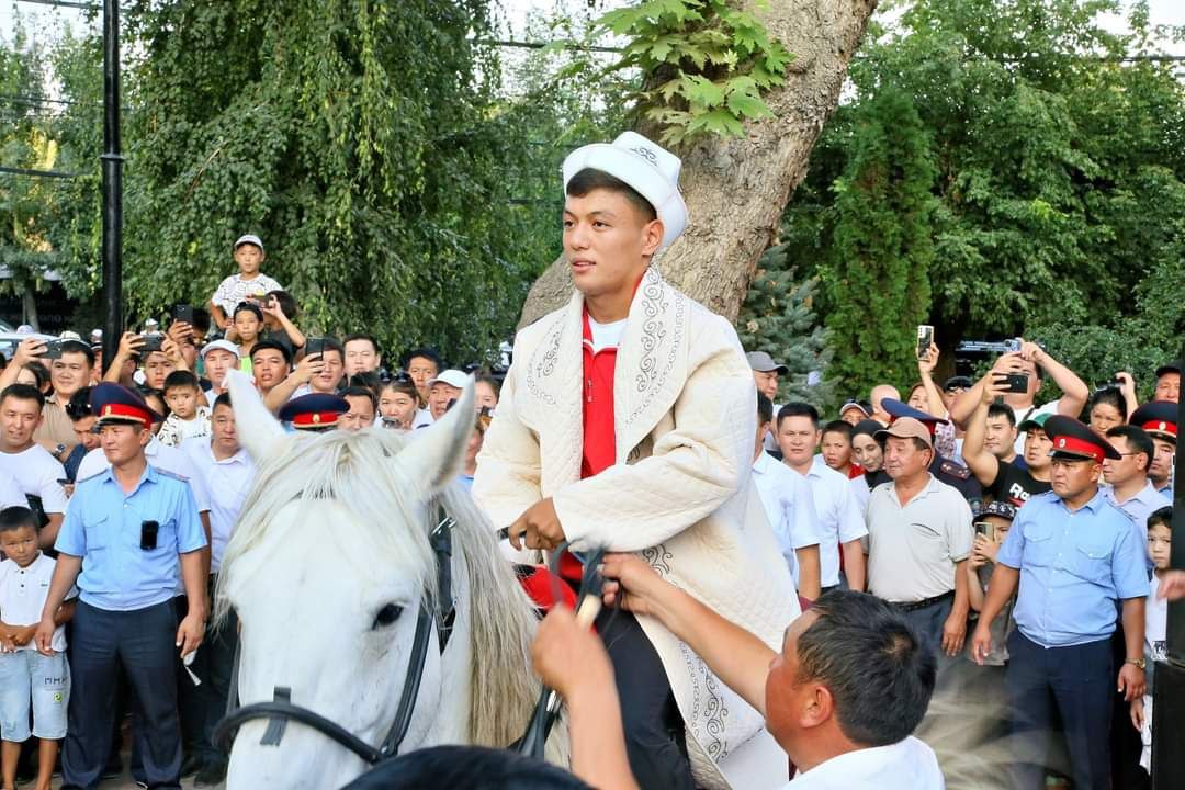 Мэрия города Ош подарила трехкомнатную квартиру боксеру Мунарбеку Сейитбек уулу