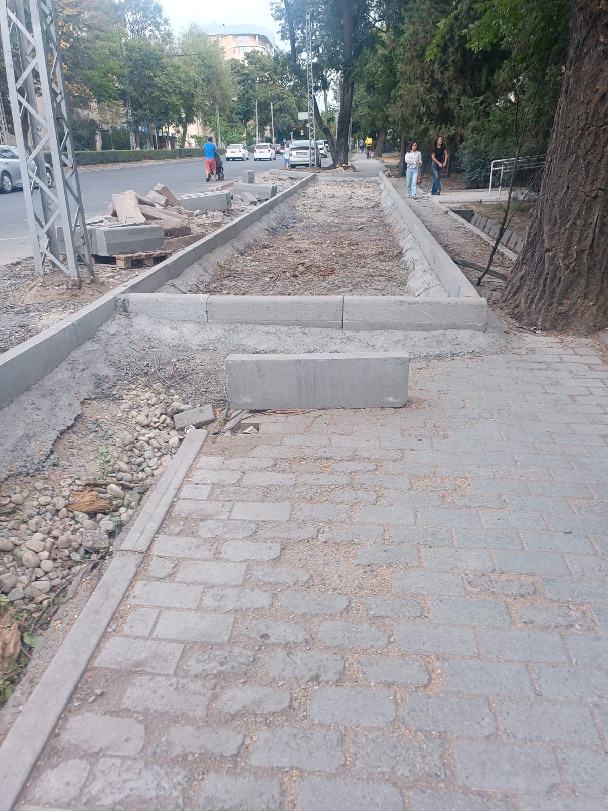 Фото читателя 24.kg. Для строительства остановки заняли тротуар