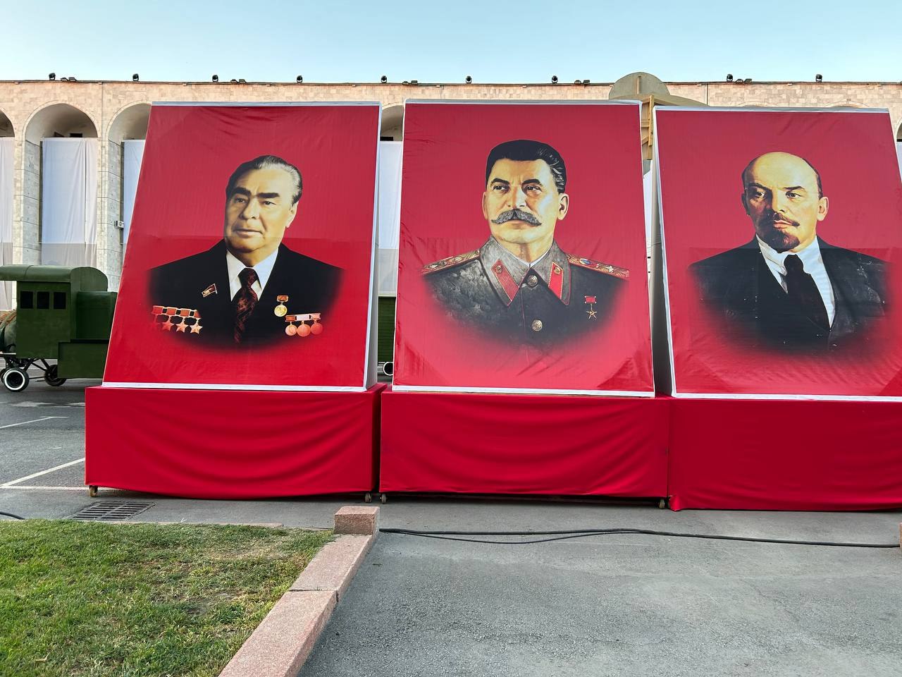День независимости. Почему на площади плакаты Брежнева, Сталина и Ленина?