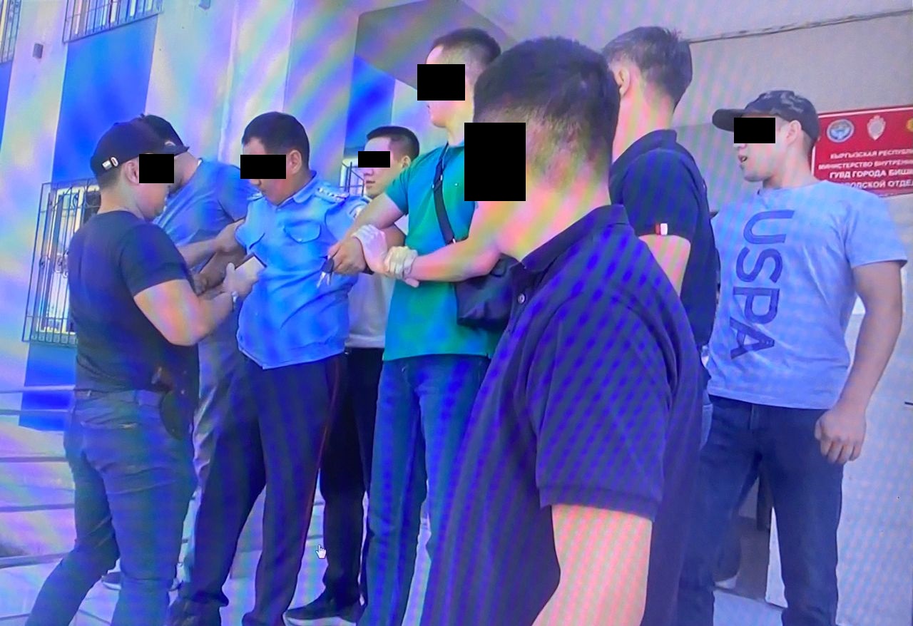 В Бишкеке следователь вымогал $8 тысяч за переквалификацию дела. Его задержали