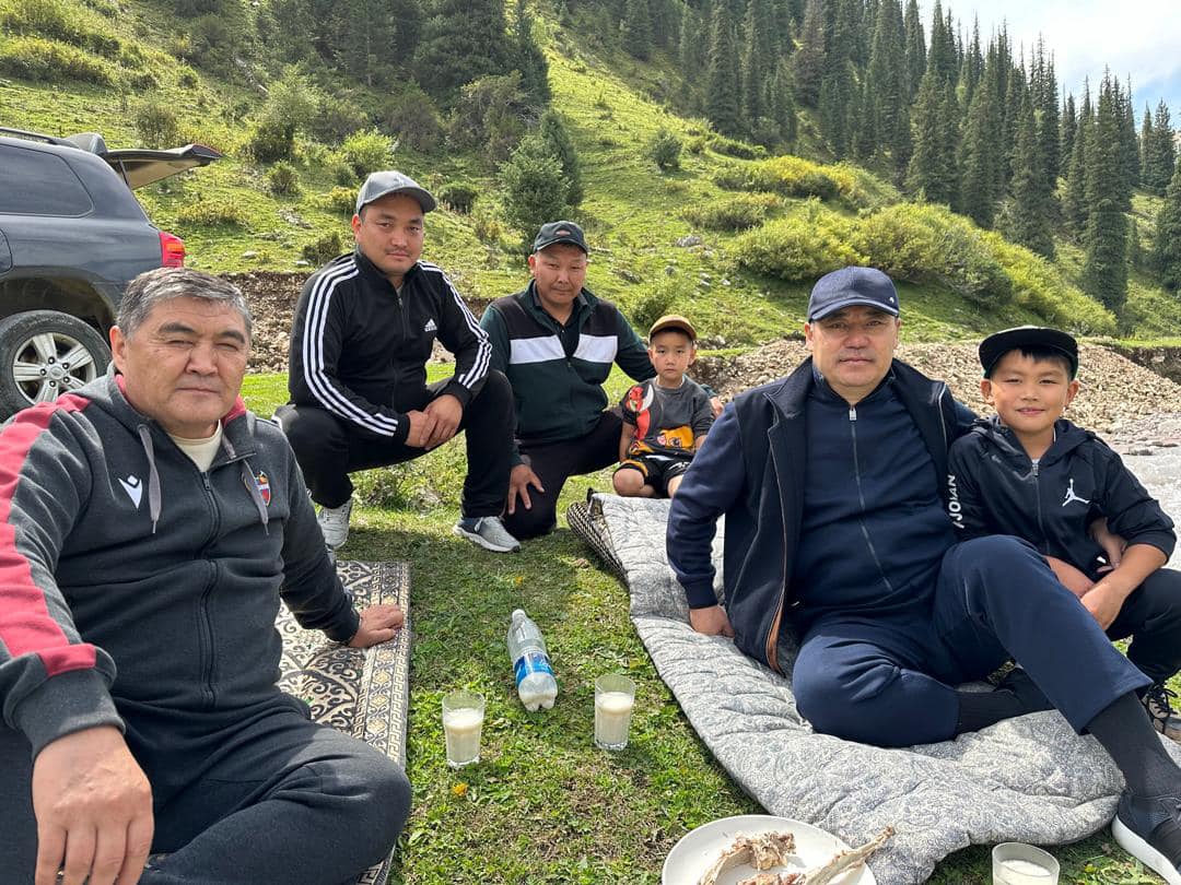 Жапаров и Ташиев на природе. Глава ГКНБ поделился фотографиями