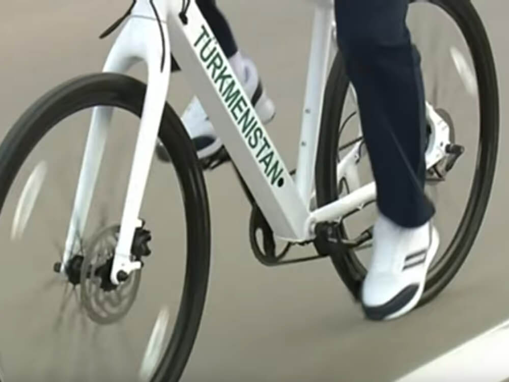 velo В своей отпуск С.Бердымухамедов покатался на велосипеде в «Авазе»