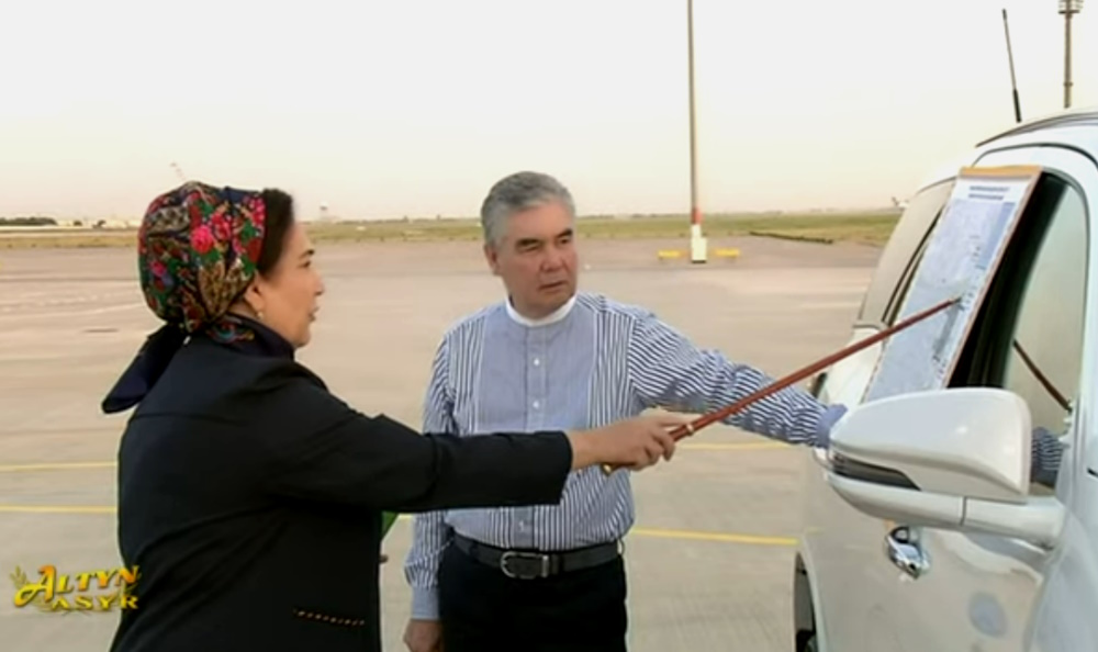 Гурбангулы Бердымухамедов облетел Аркадаг на вертолете и ушел в отпуск