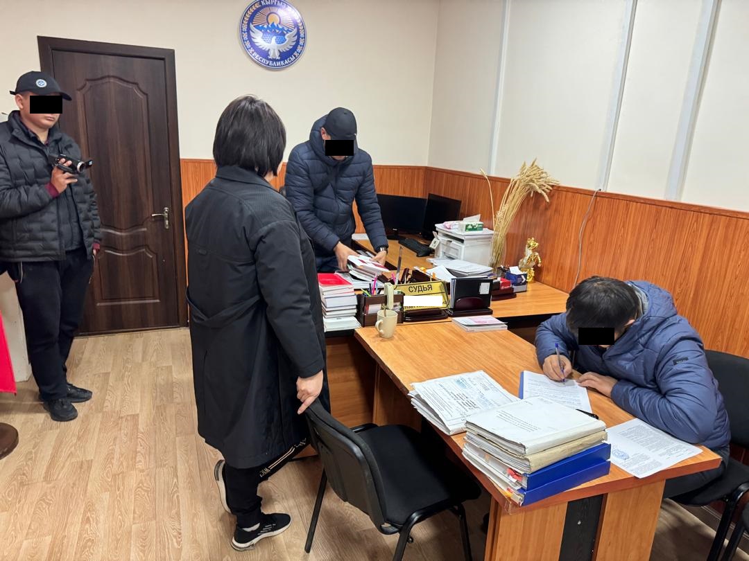 На Иссык-Куле председатель суда и ее посредник задержаны за вымогательство