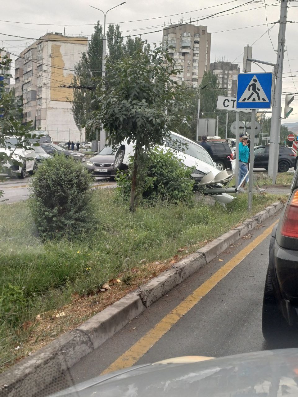 В Бишкеке на Южной магистрали машина влетела в светофор