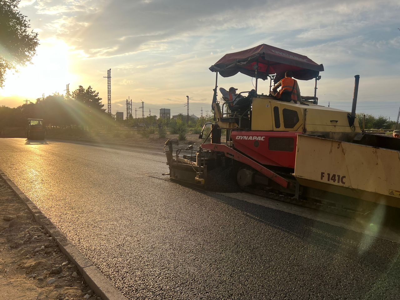В Бишкеке начали укладку асфальта на улице Толстого