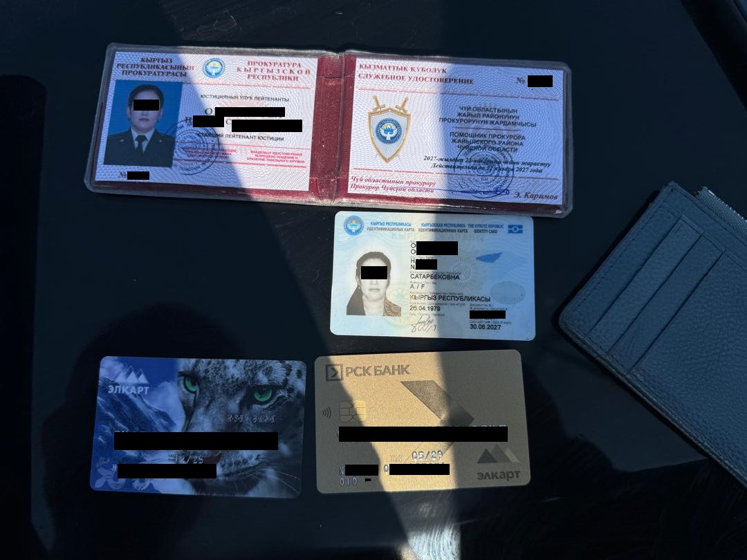 Адвокат дала взятку помощнику прокурора. Их задержали спецслужбы