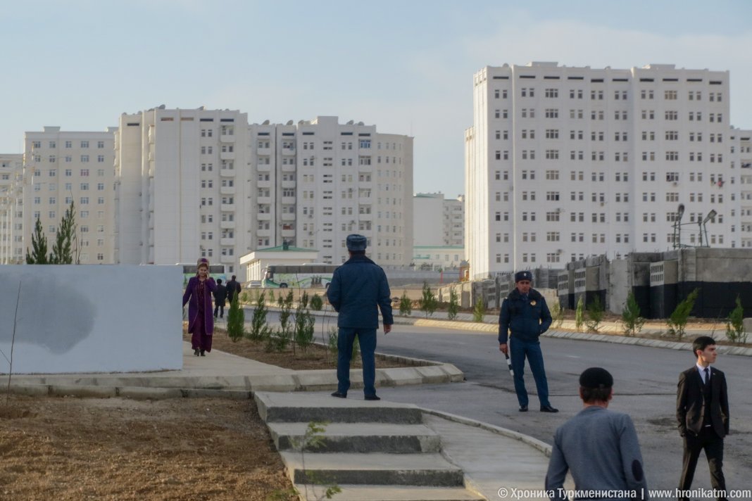 В Ашхабаде в Парахат-7 открыты 13 новых домов. В Лебапе построят новую школу