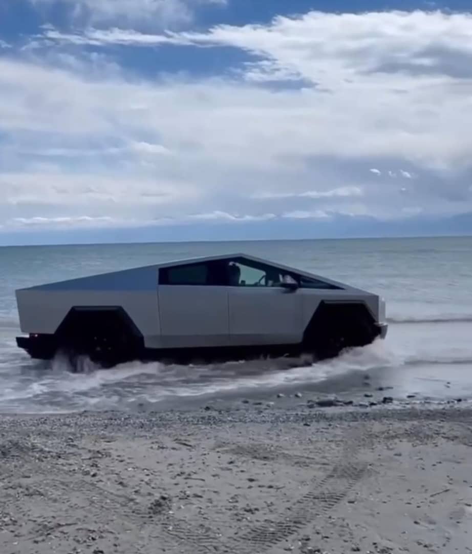 Tesla Cybertruck заехал в озеро Иссык-Куль, водителя оштрафовали