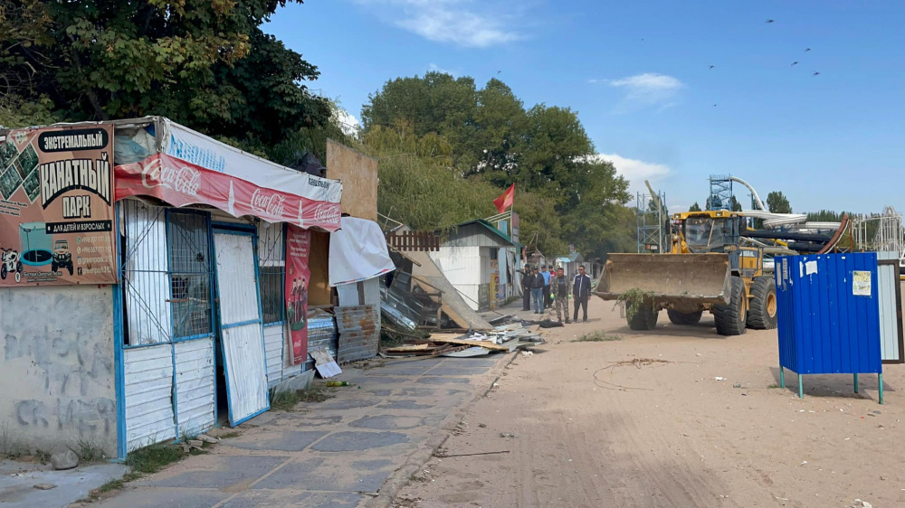 В пансионате «Золотые пески» опять сносят незаконную торговую застройку