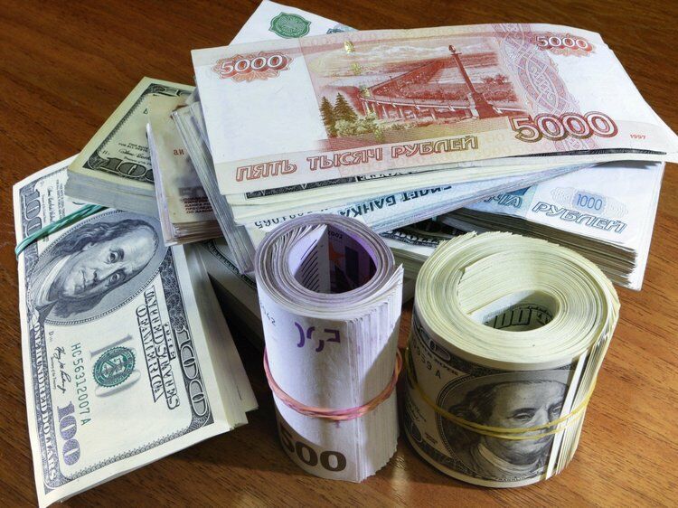 Сом укрепился относительно рубля, евро и юаня. Тенге дорожает, доллар стабилен