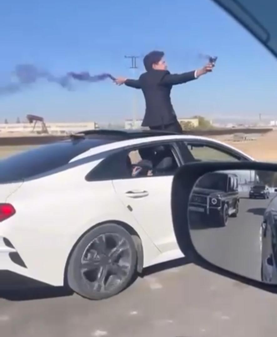 В Джалал-Абаде парень вылез из люка авто и ехал с дымовыми шашками в руках