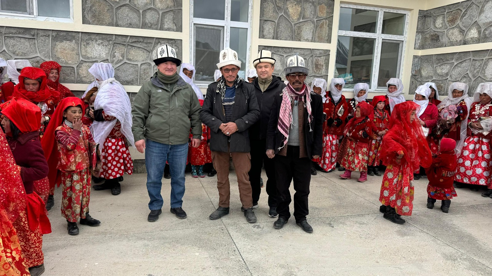Фото пресс-службы Минтруда. Этническим кыргызам в Афганистане доставили медицинские и ветеринарные препараты.