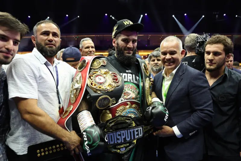 Артур Бетербиев победил Дмитрия Бивола, став абсолютным чемпионом мира по боксу