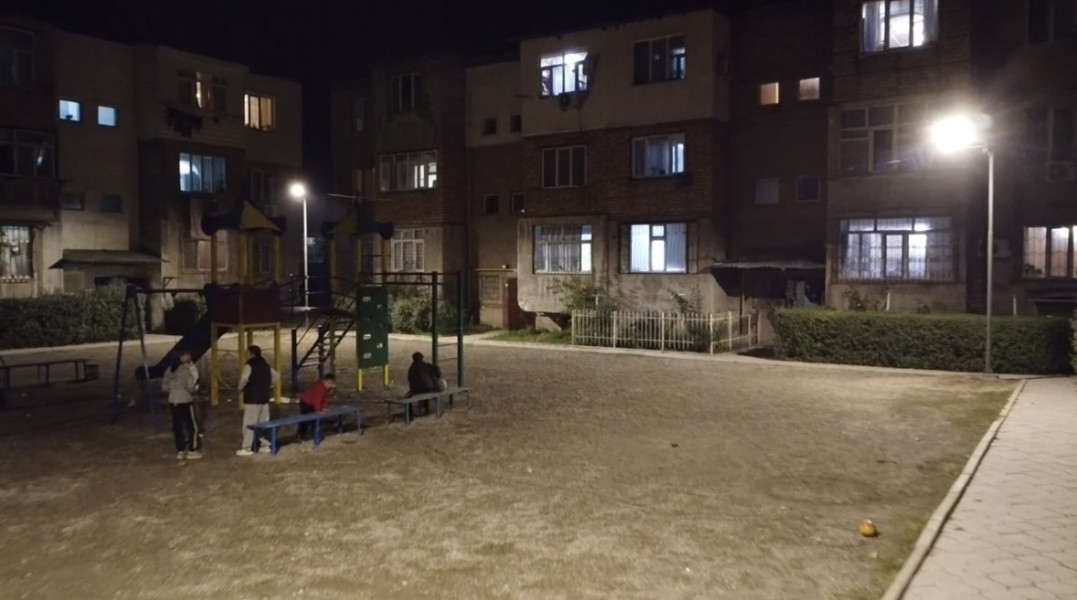 Фото пресс-службы мэрии. В микрорайоне «Достук» завершили установку уличного освещения