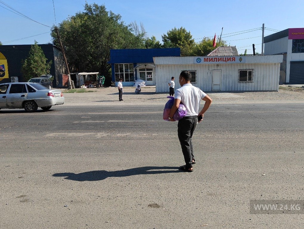 Фото читателя 24.kg. Разметка пешеходного перехода стерлась