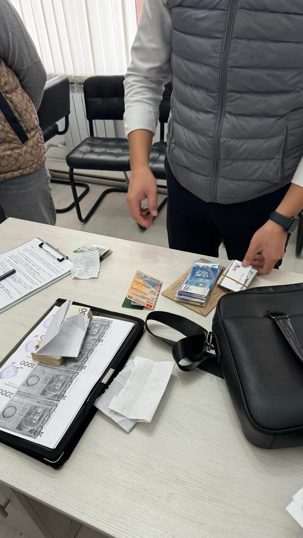 В городе Ош глава поликлиники требовала деньги за трудоустройство. Ее задержали