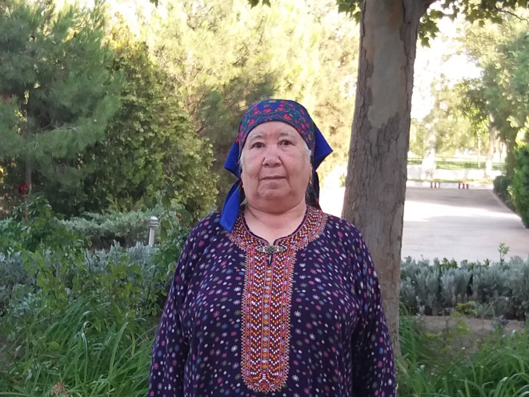 2024_10_01_achilova Накануне дня рождения С.Ачиловой спецслужбы разбили зеркало заднего вида на машине ее сына