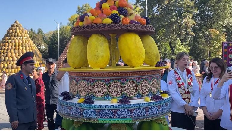 Кондитеры Кыргызстана, России и Таджикистана приготовили торт высотой 2,10 метра