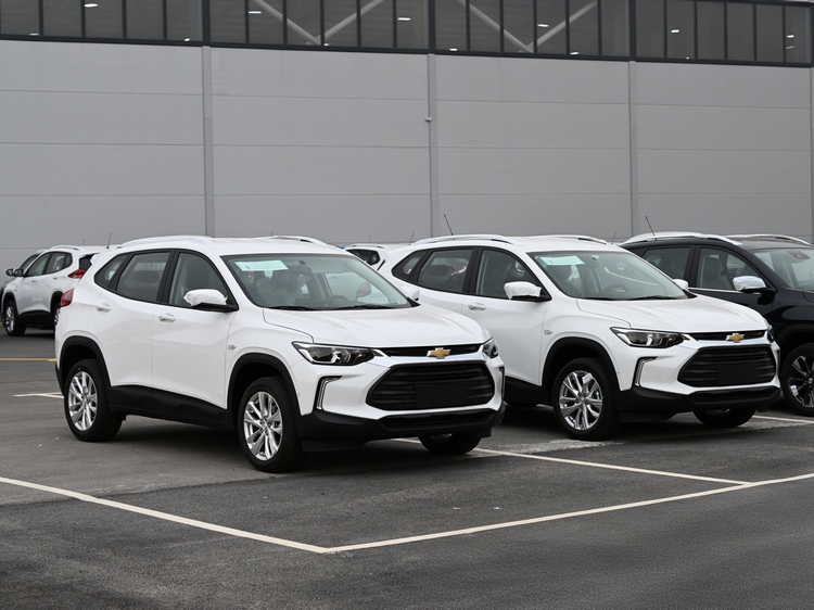 «Кумтор» поддержал отечественного производителя авто и закупил Chevrolet Tracker