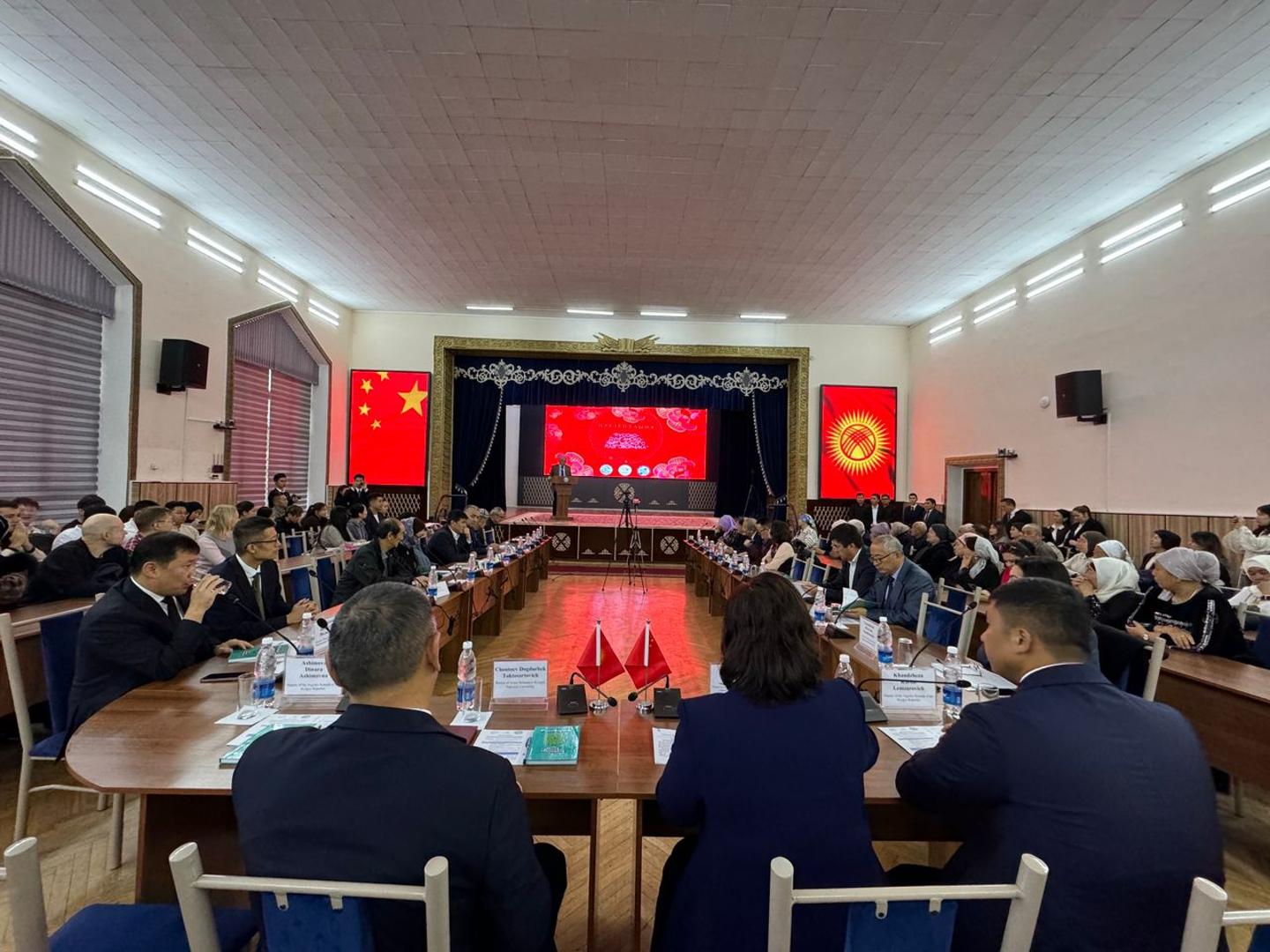 Фото пресс-службы ЖК. Презентация русско-дунгано-кыргызского разговорника