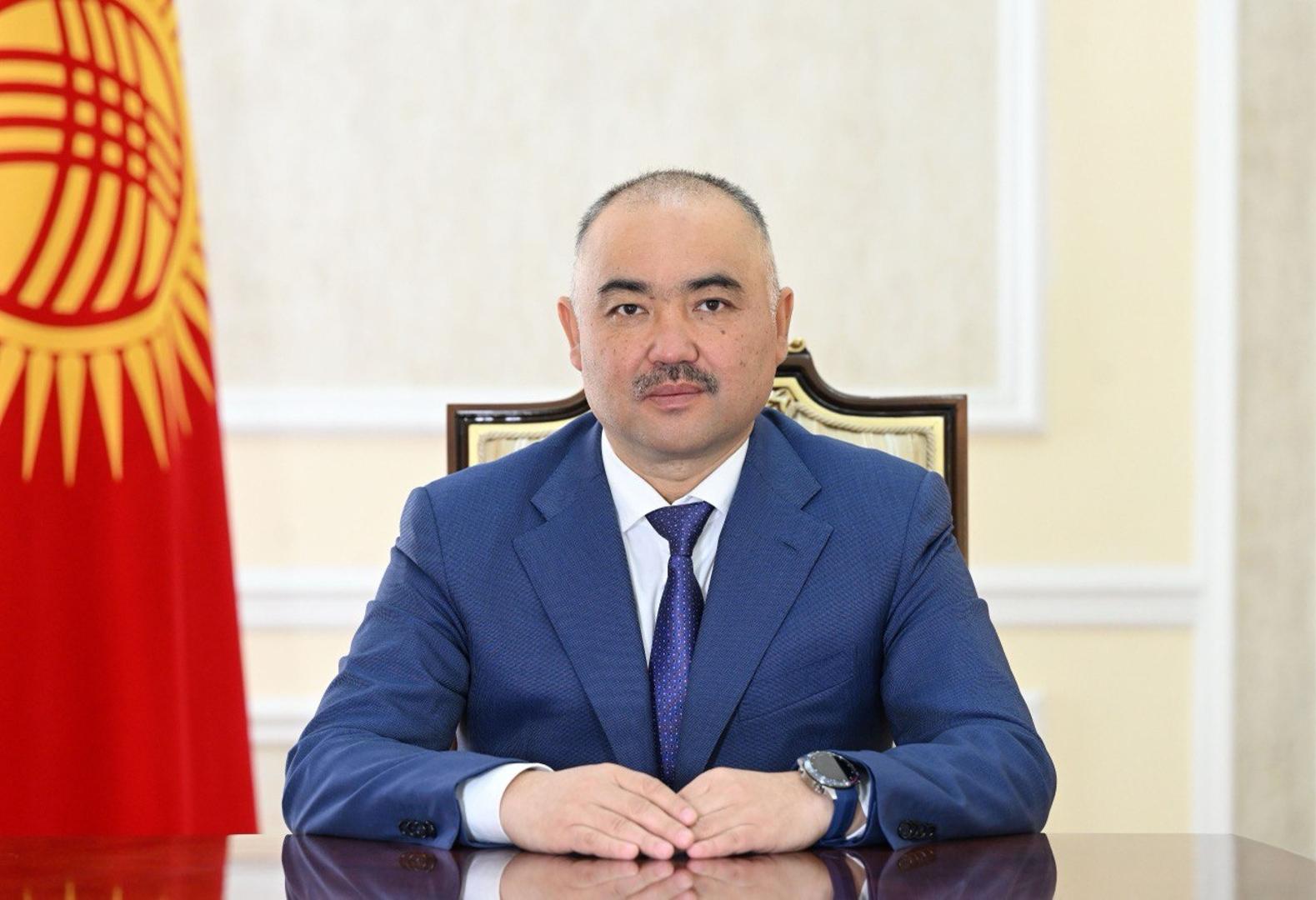 Нурланбек Шакиев поздравил работников образования с Днем учителя