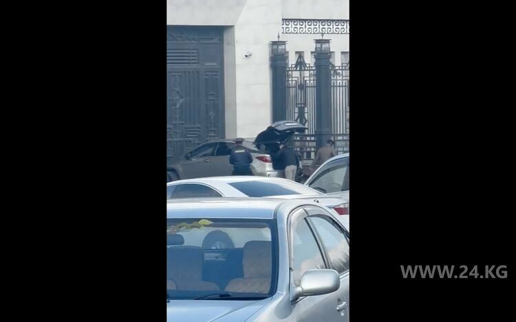 Женщина врезалась в ворота нового «Белого дома». Похожа на мать Даниэля Ажиева