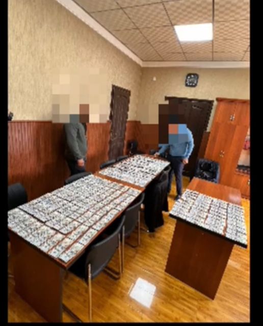 В Оше чиновника задержали за попытку дать взятку в $20 тысяч сотруднику ГКНБ