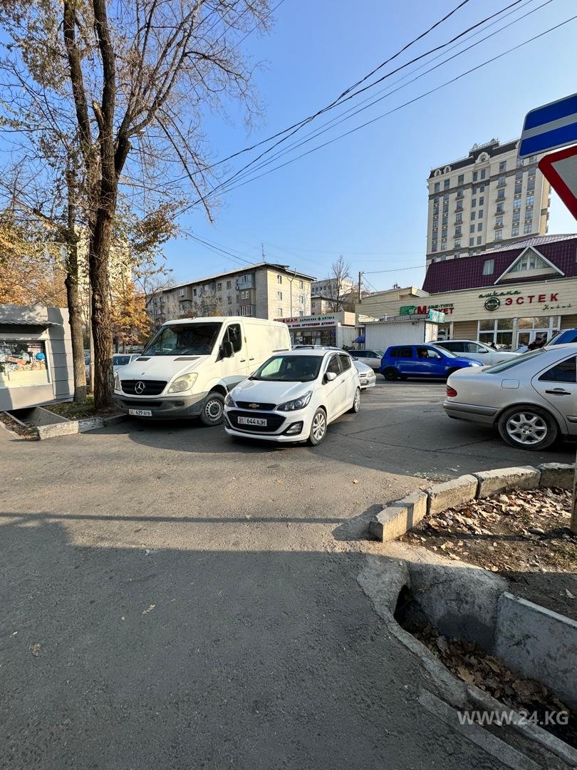 Фото читателя 24.kg. Чудаки парковки