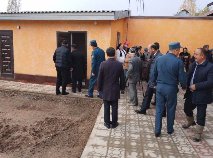 Житель Шахринавского района, потерявший жильё в результате майского наводнения, получил новый дом