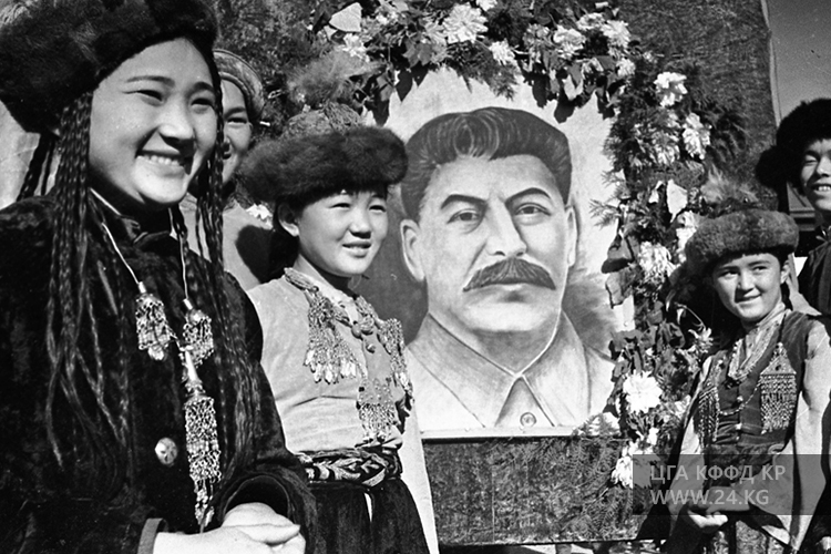 Фото ЦГА КФФД КР. Дочь Токтогула на демонстрации 23-й годовщины Великой Октябрьской революции, 1940 год