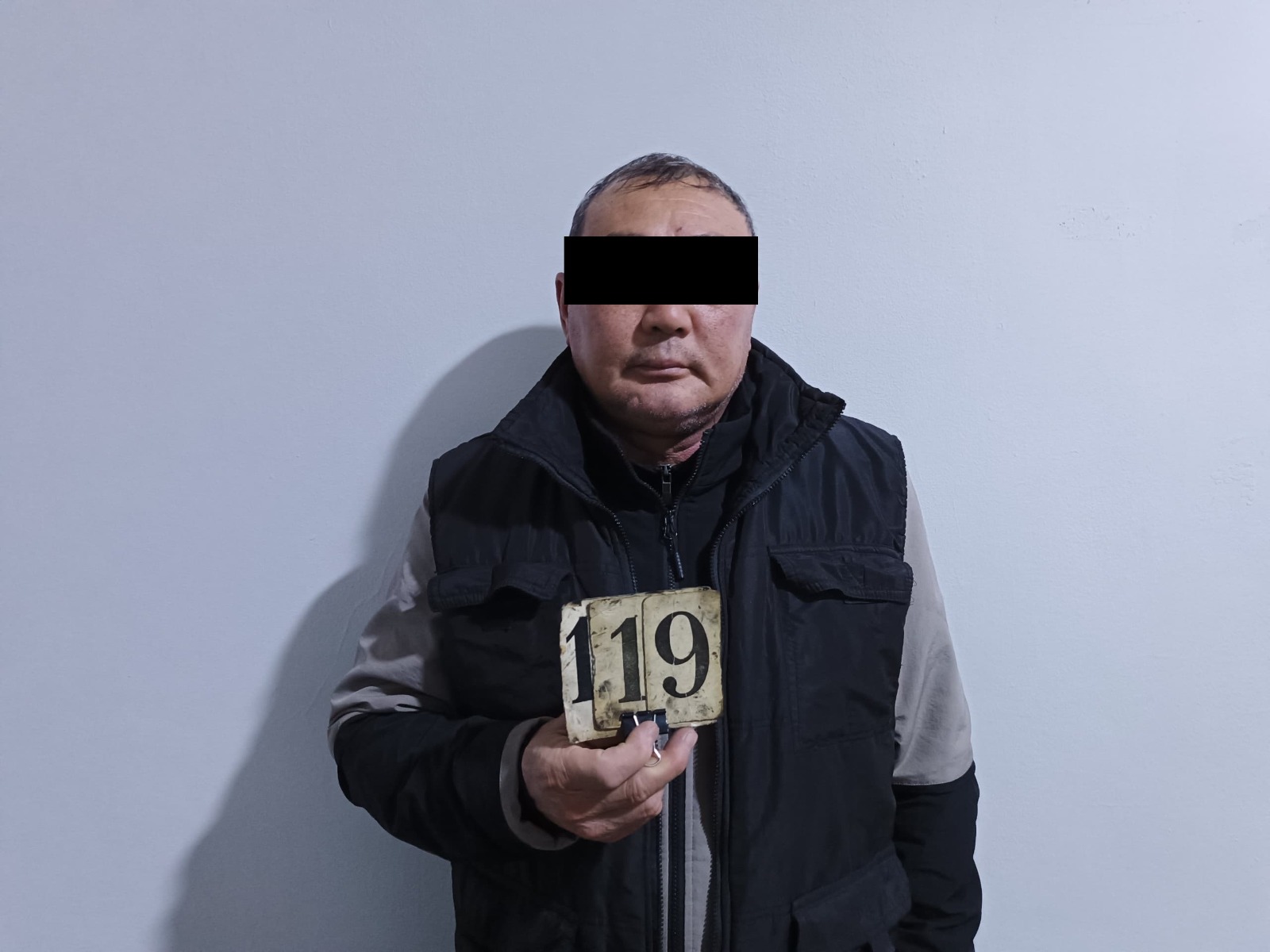 В Токмаке мужчина подозревается в избиении сына с инвалидностью и жены
