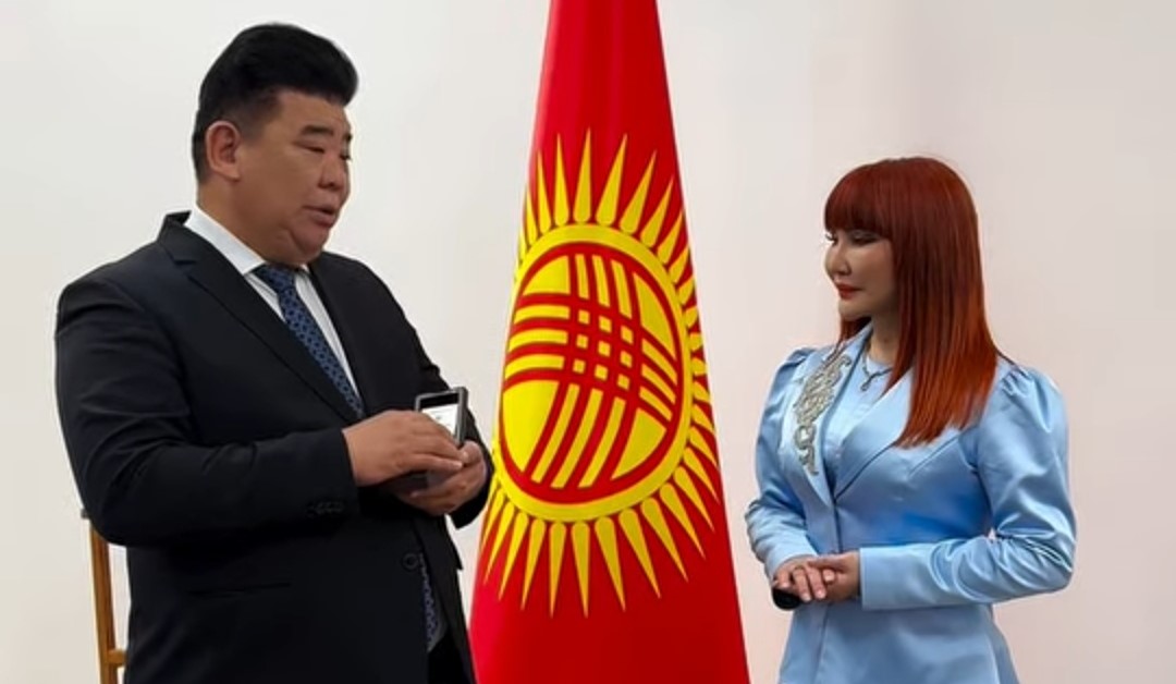 За развитие культуры. Ассоль Молдокматову наградили медалью ТЮРКСОЙ