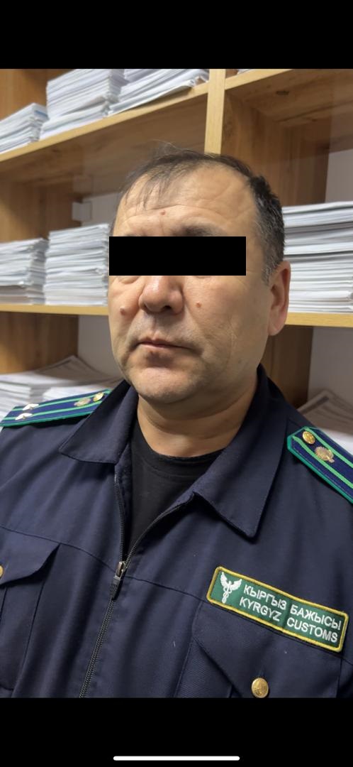 В Ошской области задержаны таможенники. Занимались вымогательством