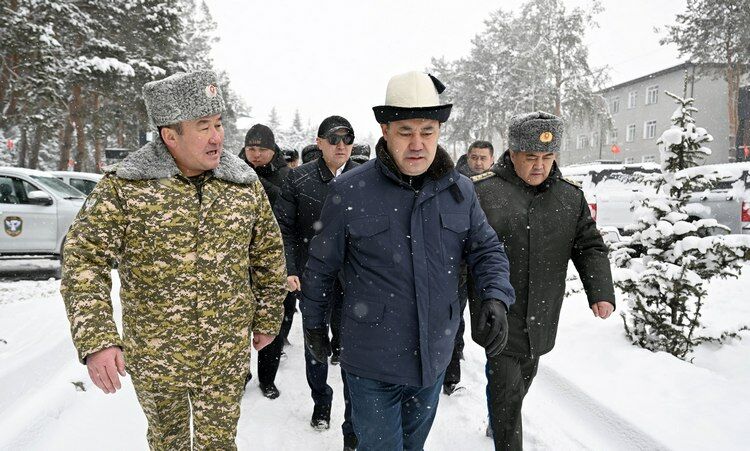 Президент Садыр Жапаров посетил обновленную войсковую часть в городе Караколе