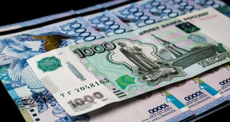 Рубль и тенге подорожали, евро продолжает дешеветь. Курсы валюты на 23 декабря