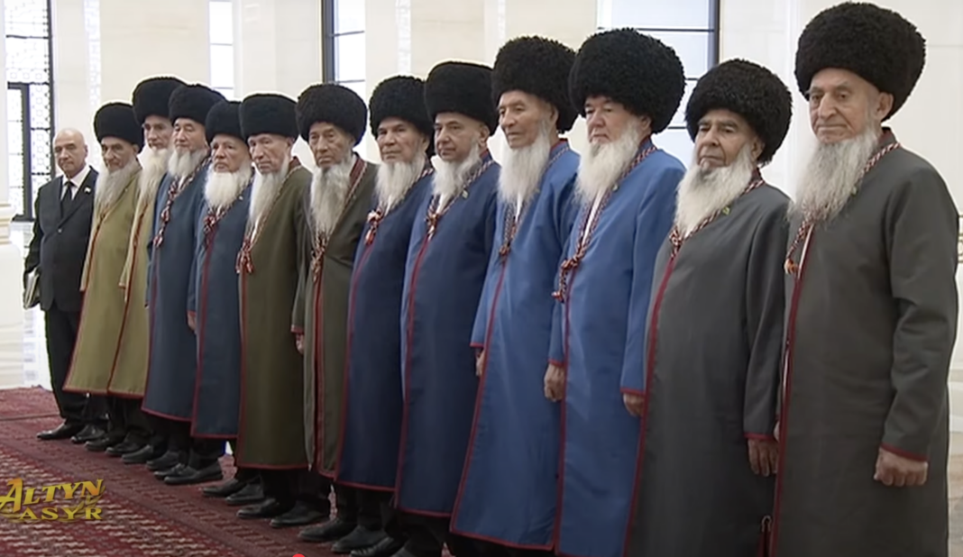 2024_12_10_council_of_elders_berd:3 Г.Бердымухамедов рассказал про воспитание молодежи старейшинами и наградил медалями Совет старейшин