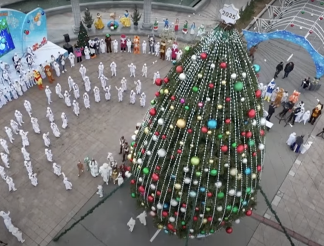 2024_12_15_new_year_tree:2 Второй год подряд высота новогодней елки в Ашхабаде составляет 44 метра