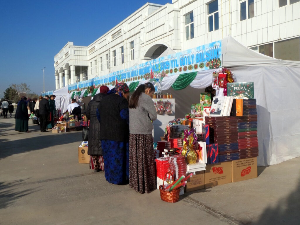 В Ашхабаде продолжается праздничная торговля, но цены выросли