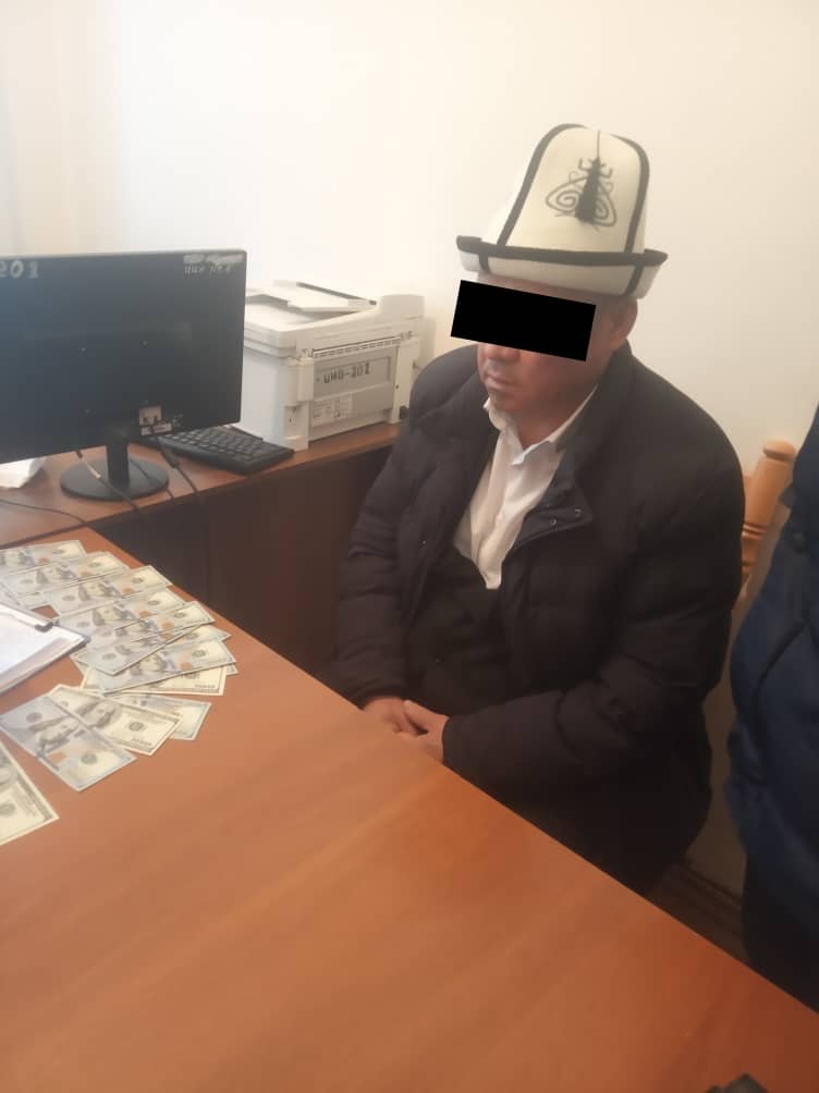 В Баткене при попытке дать следователю взятку в $4 тысячи задержали мужчину