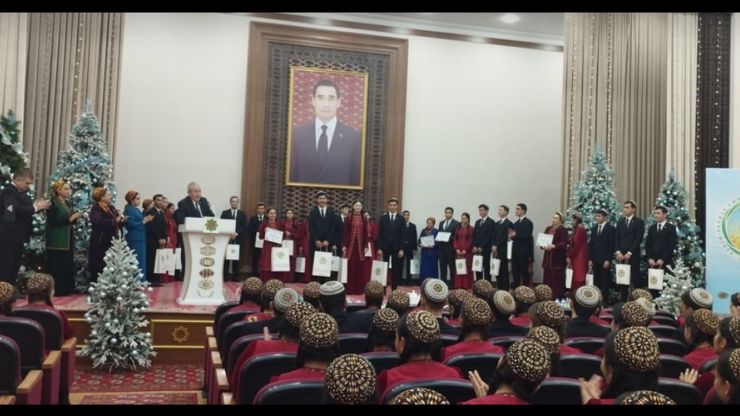 В Туркменистане наградили победителей научно-творческого конкурса
