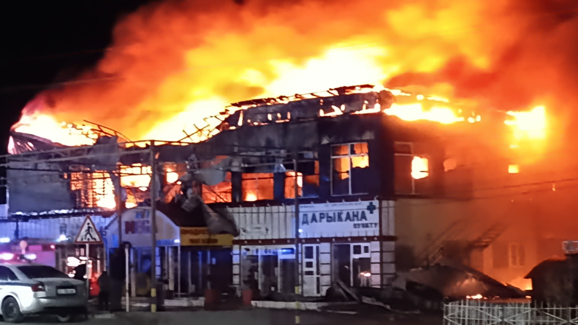 В Баткене сгорели большой магазин и аптека