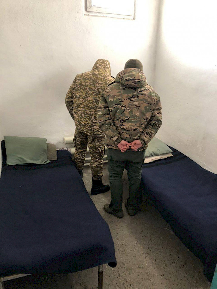 Правозащитники проверили гауптвахту Ошского гарнизона: сыро, грязно, холодно