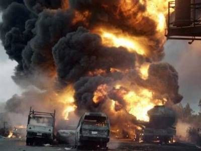 Фото очевидцев. В Нигерии при взрыве бензовоза погибли более 70 человек
