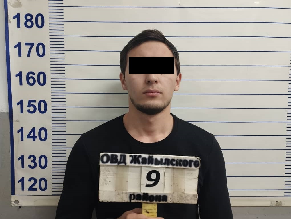 Впустил в квартиру незнакомцев. В Кара-Балте парень пострадал от грабителей