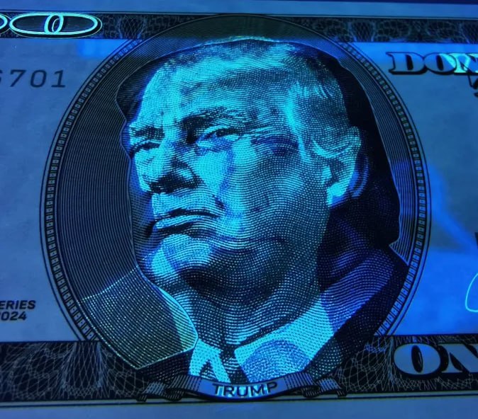 В России начали продавать «доллары» с Трампом, превращающимся в Путина